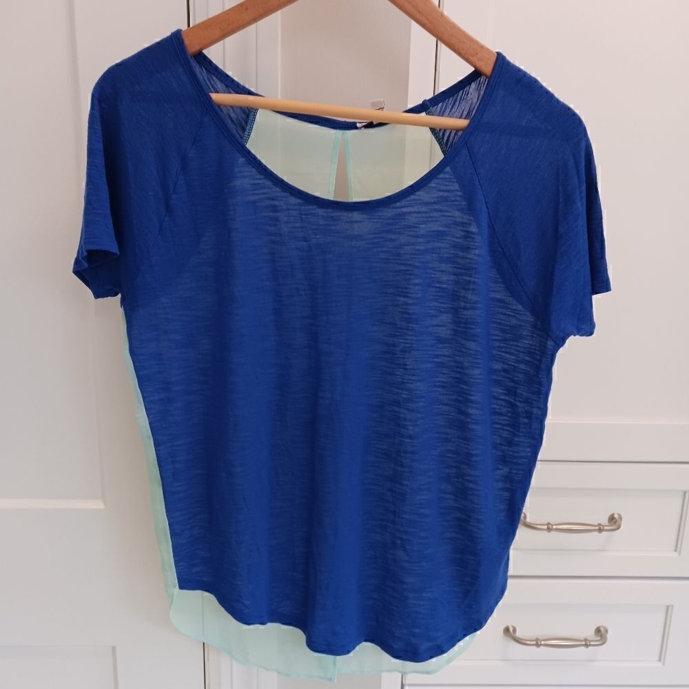 Express Scoopneck Split Back Colorblocked Short Sleeved Top - Picture 3 of 10